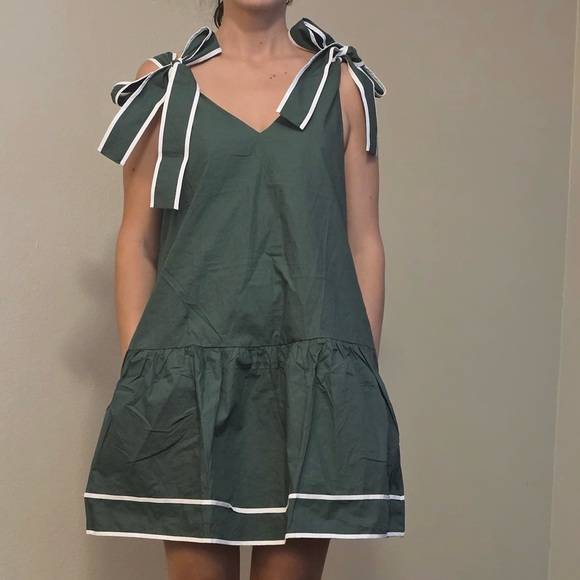 Dresses & Skirts - Green Dress with Bow Straps